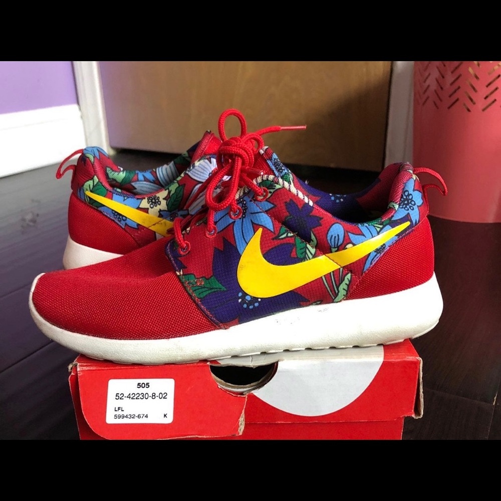 Nike floral Roshe